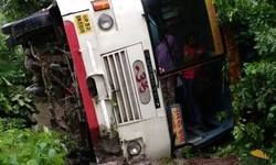 उन्नाव से आ रही बस लखनऊ में पलटी उन्नाव से आ रही बस लखनऊ में पलटी
