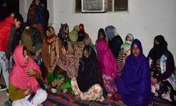 घंटाघर के बाद अब गोमतीनगर में शुरू हुआ सीएए-एनआरसी का विरोध, धरने में बैठी महिलाएं