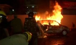 दिल्लीः दरियागंज में प्रदर्शनकारियों ने कार में लगाई आग। पुलिस ने किया लाठीचार्ज