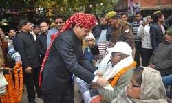 जिलाधिकारी ने कलेक्ट्रेट के प्राचीर पर राष्ट्रीय झंडारोहण करने के पश्चात स्वतंत्रता संग्राम सेनानियों का किया सम्मान