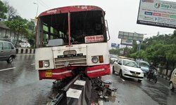 लखनऊ में लोहिया चौराहे के पास परिवहन विभाग की एक बस अनियंत्रित होकर डिवाइडर पर चढ़ गई।