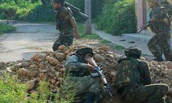 जम्मू-कश्मीर के पुलवामा सेक्टर के राजपुरा इलाके में सुरक्षा बल और आतंकियों के बीच मुठभेड़ की सूचना है. सेना को इलाके में आतंकियों के छिपे होने की सूचना मिली थी जिसके बाद यहां सर्च ऑपरेशन शुरू किया