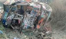 असंतुलित ट्रक पलटने से दो घायल असंतुलित ट्रक पलटने से दो घायल