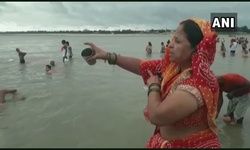 प्रयागराज: भक्त सोमवती अमावस्या के अवसर पर संगम घाट पर पवित्र स्नान कर रहे हैं। प्रयागराज: भक्त सोमवती अमावस्या के अवसर पर संगम घाट पर पवित्र स्नान कर रहे हैं।