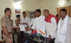 सपा की बढ़ती लोकप्रियता से सत्ताधारी ना खुश, करवा रहे फर्जी केस, सपाइयों ने एसएसपी को दिया ज्ञापन