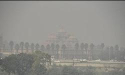 दिल्ली में छाई धुंध: पटाखों पर बैन के बावजूद हुई आतिशबाजी दिल्ली में छाई धुंध: पटाखों पर बैन के बावजूद हुई आतिशबाजी