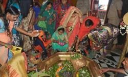 सावन के आखिरी सोमवार को शिव भक्तों की भीड़, शिवालयों में उमड़ी शिव भक्तों की भारी भीड़, भगवान शिव को जलाभिषेक के लिए लगी भीड़।