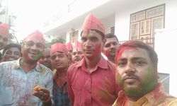 सपाइयों ने आज फिर होली दिवाली एक साथ मनाई सपाइयों ने आज फिर होली दिवाली एक साथ मनाई