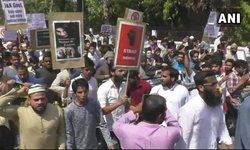 अलीगढ़ः कठुआ और उन्नाव रेप केस के खिलाफ अलीगढ़ मुस्लिम यूनिवर्सिटी के स्टूडेंट्स का प्रदर्शन।