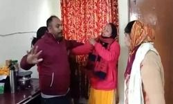 हाई बोल्टेज ड्रामा: पत्नी ने अपने पति दारोगा और उसकी दोस्त को जमकर पीटा हाई बोल्टेज ड्रामा: पत्नी ने अपने पति दारोगा और उसकी दोस्त को जमकर पीटा