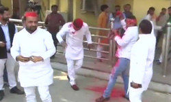 सपा कार्यकर्ताओं ने लगाए बुआ-भतीजा जिंदाबाद के नारे सपा कार्यकर्ताओं ने लगाए बुआ-भतीजा जिंदाबाद के नारे