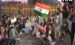 जेएनयू हिंसा में कई लोग घायल, पुलिस ने रातभर किया फ्लैग मार्च