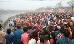 लखनऊ : लक्ष्मण मेला मैदान में छठ पूजा के अवसर पर गोमती नदी के तट पर अस्ताचलगामी सूर्य को अर्घ्य देतीं महिला श्रद्धालू लखनऊ : लक्ष्मण मेला मैदान में छठ पूजा के अवसर पर गोमती नदी के तट पर अस्ताचलगामी सूर्य को अर्घ्य देतीं महिला श्रद्धालू