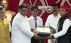 अखिलेश यादव ने मेधावियों को दिए लैपटॉप, बोले- ये योगी सरकार को उनका वादा याद दिलाने के लिए