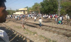 लखनऊ- हरौनी में रेलवे ट्रैक पर एक लड़के की मौत के बाद कानपुर और लखनऊ के बीच रेल सेवा ठप्प हो गई है। स्टेशन पर सैकड़ों यात्रियों का हंगामा जारी