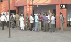 यूपी की 13 सीटों पर मतदान जारी, कई जगह EVM में खराबी की शिकायतें यूपी की 13 सीटों पर मतदान जारी, कई जगह EVM में खराबी की शिकायतें