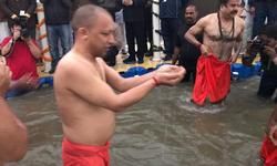 प्रयागराज- बसन्त पंचमी के शुभअवसर पर CM योगी ने संगम में लगाई डुबकी,की पूजा अर्चना.. प्रयागराज- बसन्त पंचमी के शुभअवसर पर CM योगी ने संगम में लगाई डुबकी,की पूजा अर्चना..