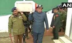 सीआरपीएफ के शहीद जवान के पार्थिव शरीर को गृह मंत्री राजनाथ सिंह ने दिया कंधा। सीआरपीएफ के शहीद जवान के पार्थिव शरीर को गृह मंत्री राजनाथ सिंह ने दिया कंधा।