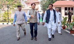 कैंचीवाली सरकार है ...हमारे कामों का काट रही फीता कैंचीवाली सरकार है ...हमारे कामों का काट रही फीता