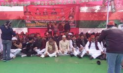 समाजवादी पार्टी विधायक इकराम कुरैशी के नेतृत्व में मुरादाबाद में धरना प्रदर्शन