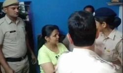 नवजोत सिंह सिद्धू पर चप्पल फेंकने वाली महिला पर सात दिन बाद केस दर्ज