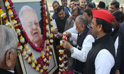 अखिलेश ने शिवपाल को मीडिया के माध्यम से जन्मदिन की बधाई दी