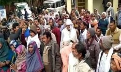 छुट्टा जानवर से परेशान किसानों ने कलेक्ट्रेट में किया प्रदर्शन, कमिश्नर से की मुलाकात छुट्टा जानवर से परेशान किसानों ने कलेक्ट्रेट में किया प्रदर्शन, कमिश्नर से की मुलाकात