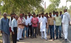 बरेली से पीलीभीत जाते वक्त व्रजेश यादव का सपा नेता अशोक यादव ने स्वागत किया