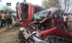 महाराष्ट्र: आज सुबह  एक कार और एक ट्रक के बीच टकराव में 10 लोग मारे गए, 3 घायल हो गए। पुलिस मौके पर मौजूद है।  यवतमाल के अरनी के पास की घटना