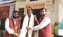 कोतवाल को लोगों ने फूल-माला पहना और साल भेंट कर सम्मानित किया