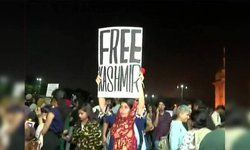 मुंबई में प्रोटेस्ट, दिखे फ्री कश्मीर के पोस्टर मुंबई में प्रोटेस्ट, दिखे फ्री कश्मीर के पोस्टर