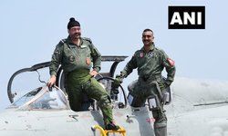 पठानकोट: भारतीय वायुसेना प्रमुख बीएस धनोआ और विंग कमांडर अभिनंदन वर्धमान ने आज पहले मिग -21 टाइप 69 लड़ाकू विमान के ट्रेनर संस्करण में उड़ान भरी।