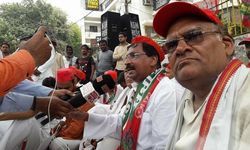 सपा का हल्ला बोल- पोल खोल मुआवज़ा दिलाने के लिए धरना, प्रदर्शन सपा का हल्ला बोल- पोल खोल मुआवज़ा दिलाने के लिए धरना, प्रदर्शन