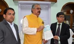 अयोध्या के मंडलायुक्त ने अधिग्रहीत भूमि मंदिर निर्माण के लिए नवगठित ट्रस्ट को सौंप दी है। ट्रस्ट के सदस्यों में राजा अयोध्या बिमलेंद्र मोहन मिश्र भी हैं जिन्‍हें भूमि सौंपी गई।