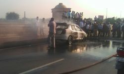 लखनऊ: समतामूलक चौराहे पर चलती कार में अचानक लगी आग, सूचना पर दमकल की गाड़ी मौके पर।