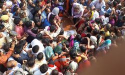 सुल्तानपुर-प्रभारी मंत्री जय प्रताप सिंह पहुंचे शहीद नीलेश सिंह के घर, डीएम एसपी भी साथ पहुंचे। मंत्री के कहने पर दाह संस्कार करने को हुये राजी। मंत्री जय प्रताप से सौंपा 25 लाख का चेक।