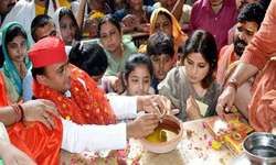 पत्नी डिंपल और मां साधना के साथ मथुरा पहुंचे सपा मुखिया अखिलेश यादव पत्नी डिंपल और मां साधना के साथ मथुरा पहुंचे सपा मुखिया अखिलेश यादव