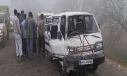 अमेठी में कोहरे के कारण स्कूल वैन और जीप में टक्कर अमेठी में कोहरे के कारण स्कूल वैन और जीप में टक्कर
