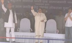 भदोही के मंच पर अखिलेश को नौसिखिया सीएम बता गईं मायावती