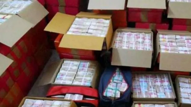 चुनाव आयोग का एक्शन जारी, दिनाकरन के पार्टी दफ्तर पर छापा, पैकेट्स में करोड़ों रुपए बरामद