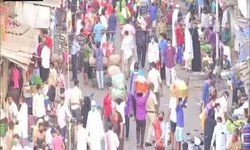 मुंबई: बायकुल्ला सब्जी मंडी में आज सुबह भी लोगों की भीड़ दिखी। कोरोना वायरस को देखते हुए सरकार लगातार लोगों से अपने घरों में रहने और सामाजिक दूरी बनाने की अपील कर रही है।