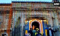 उत्तराखंड: केदारनाथ मंदिर के पट छह महीने की अवधि के बाद तीर्थयात्रियों के लिए खुले ।