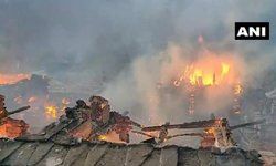 हिमाचल प्रदेशः शिमला के चिरगांव इलाके में शिष्टवाड़ी गांव में 7 घर जलकर खाक हुए। हादसे में दो लोग घायल भी हुए हैं और एक व्यक्ति लापता है।