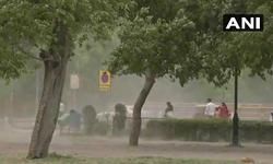 दिल्ली-NCR में मौसम ने बदली करवट, गर्मी से लोगों को मिली राहत। कुछ इलाकों में हल्की बूंदाबांदी तो कहीं पर कुछ देर में बारिश की संभावना।