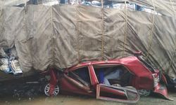 आगरा - बेकाबू ट्रक कार पलटा,कार सवार चार लोगों की मौत,ट्रक ने दूसरी कार को भी मारी टक्कर,5 लोग भी गम्भीर रूप से घायल,थाना फतेहाबाद क्षेत्र के खंडेर की घटना