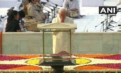प्रधानमंत्री नरेंद्र मोदी ने बुधवार सुबह राजघाट पर पहुंचकर राष्ट्रपिता महात्मा गांधी को श्रद्धांजलि दी. पीएम सुबह यहां पहुंचे और बापू को श्रद्धासुमन अर्पित करे.लोकसभा स्पीकर ओम बिड़ला भी मौजू�