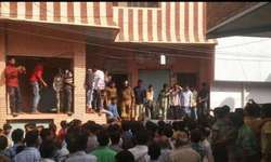 भदोही : घर में भीषण विस्फोट, चीथड़े गिरे सौ मीटर दूर, दृश्य देख लोगों की कांप गई रुह भदोही : घर में भीषण विस्फोट, चीथड़े गिरे सौ मीटर दूर, दृश्य देख लोगों की कांप गई रुह