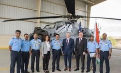 वायुसेना को मिला पहला अपाचे हेलीकॉप्टर, चीन-पाक सीमा पर होगी तैनाती वायुसेना को मिला पहला अपाचे हेलीकॉप्टर, चीन-पाक सीमा पर होगी तैनाती