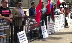 लंदन: पाकिस्तान में नजरबंदी केंद्रों में बंद हजारों बलूच राजनीतिक कार्यकर्ताओं की रिहाई के लिए बलूचिस्तान के कार्यकर्ता कल 10 डाउनिंग स्ट्रीट में ब्रिटिश प्रधान मंत्री के घर के बाहर एकत्र हुए।