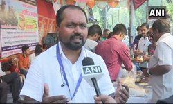 मुंबई :  वाडा पाव विक्रेता मंगेश अहवाले ने आज सुबह  14 रुपये की बजाए 5 रुपये में वाडा पाव को बेचा; सैनिकों के कल्याण के लिए कल जमा राशि कल रक्षा मंत्री निर्मला सीतारमण को सौंप दी जाएगी